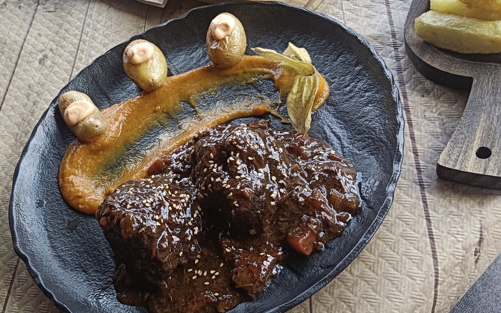 Carrilleras estofadas con salsa y guarnición